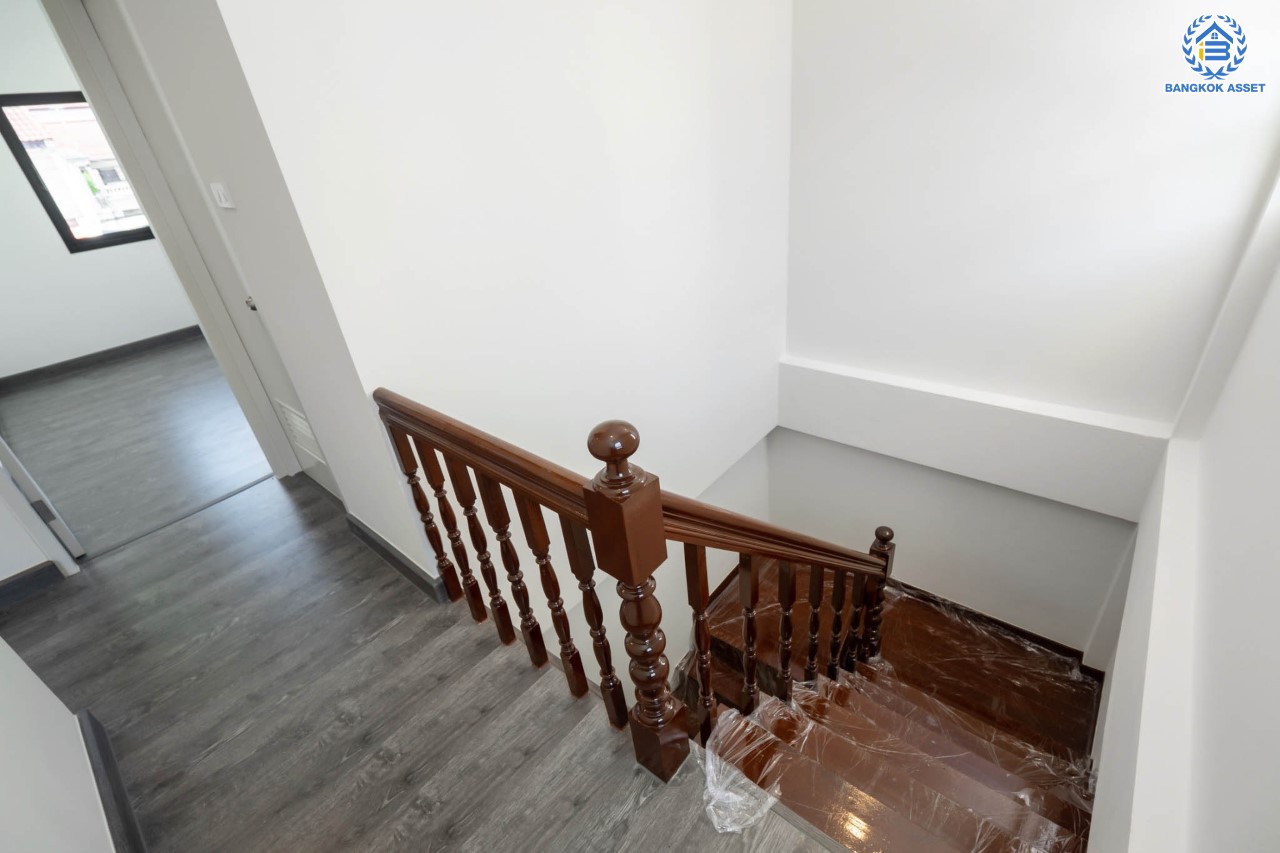 บ้านมือสองตกแต่งใหม่ หน้าโครงการติดรถไฟฟ้า "สถานีไทรม้า"!! หลังมุม ม.ซื่อตรง พระนั่งเกล้า-ท่าอิฐ ทาวน์เฮ้าส์ หลังใหญ่ระดับบ้านแฝด เนื้อที่ 34 ตร.ว. ฟังก์ชัน 3 ห้องนอน 2 ห้องน้ำ 1 ที่จอดรถ ทำเลใกล้ เซ็นทรัลรัตนาธิเบศร์ และทางด่วน "งามวงศ์วาน"